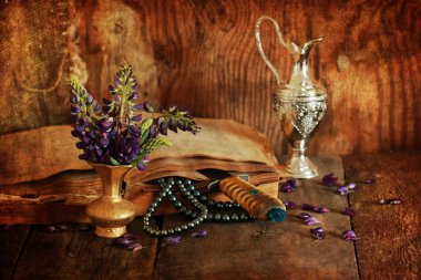 Retro etkisi fotoğraf Arap kitabı ve çiçek