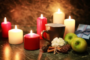 gece fincan çay mum ve elma ile