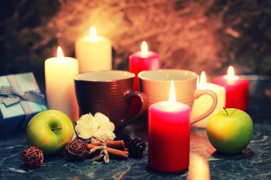 gece masa kupa ve mum