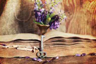 ahşap masa anahtar fotoğraf retro kitabı sctrathes etkisi