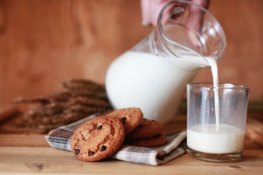 süt ve kurabiye tahıllar