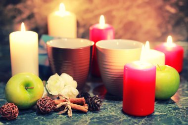 gece masa kupa ve mum