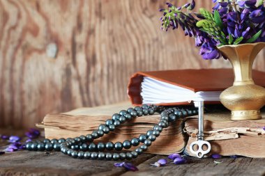 Arap kitap ve çiçek