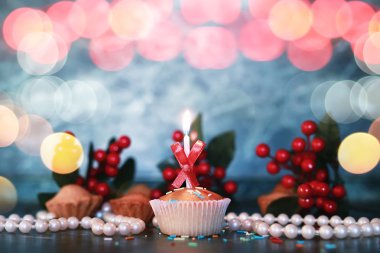 bir mum bokeh ile doğum günü kek