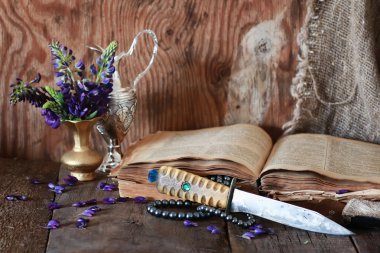 Arap kitap ve çiçek