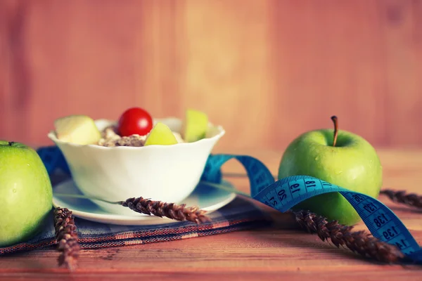 Дієта фрукти яблуко сантиметр дерев'яний фон — стокове фото