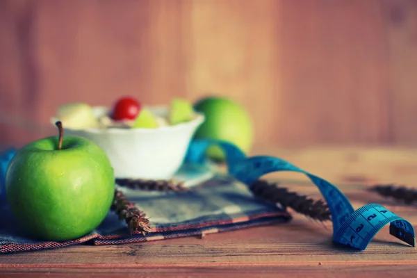 Dieta fruta manzana centímetro fondo de madera —  Fotos de Stock