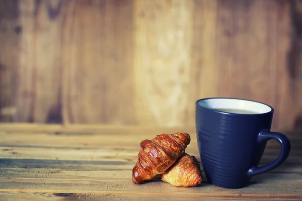Tea cup croissant breakfast — Stock Photo, Image