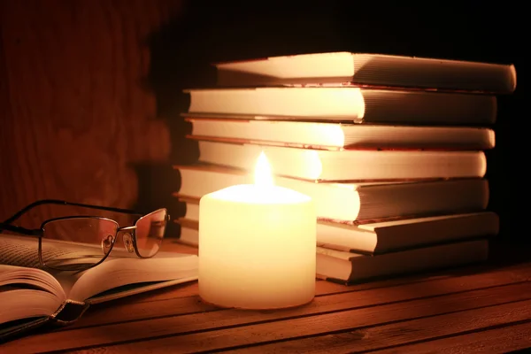 Libro bicchieri di candela notte — Foto Stock