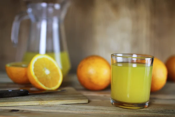 Tranche de verre de jus d'orange — Photo