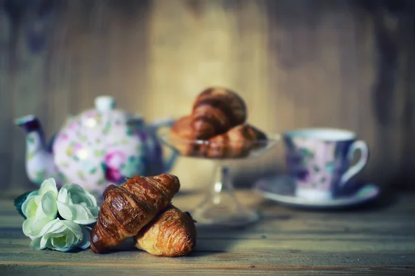 Croissant-frokost med tekopp – stockfoto