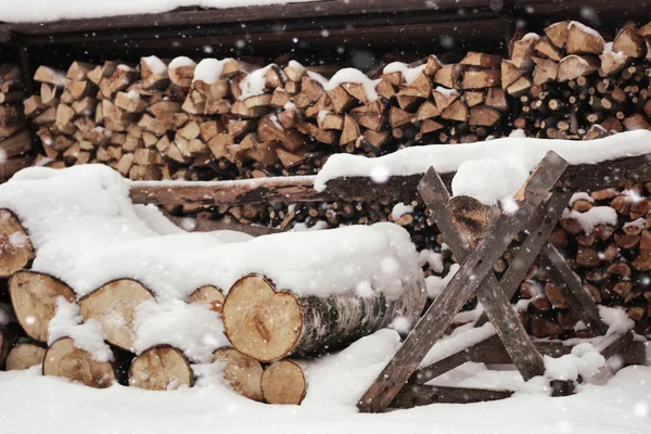 Ψιλοκομμένο καυσόξυλα στο woodpile — Φωτογραφία Αρχείου