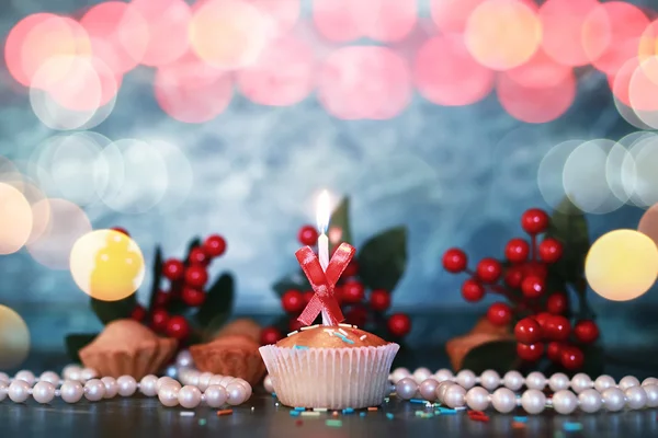 Cupcake de aniversário com um bokeh vela — Fotografia de Stock