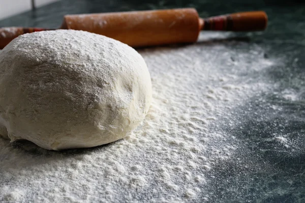 Ciasto zagnieść mąkę — Zdjęcie stockowe