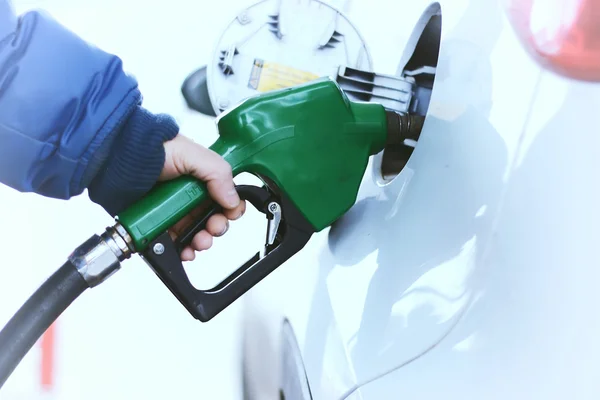 Bil tanka bensin — Stockfoto
