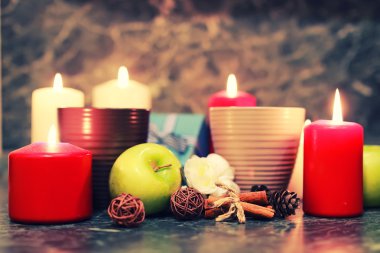 gece masa kupa ve mum