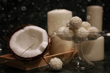 Cokonut şekerle tonda kompozisyon