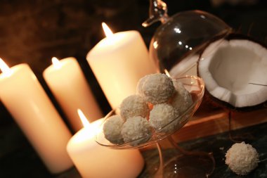 Ahşap arka plan üzerinde Cokonut şeker