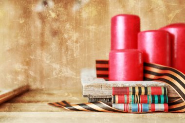 Dünya Savaşı'ndan bu yana eski askeri süslemeleri bir tahta üzerinde