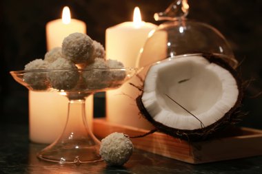 Ahşap arka plan üzerinde Cokonut şeker