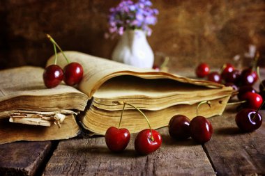 ahşap arka plan ve kiraz berry Retro kitap