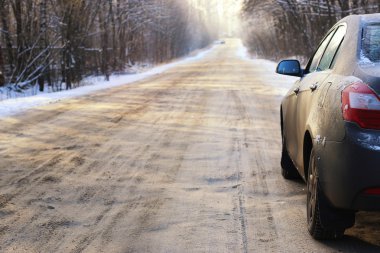 Araba kışın yolda.