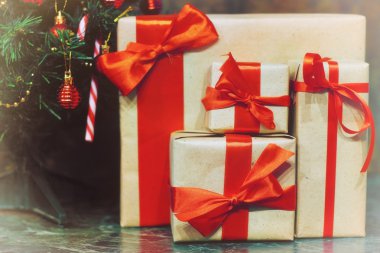 hediyeler Noel ağacının altında yığını