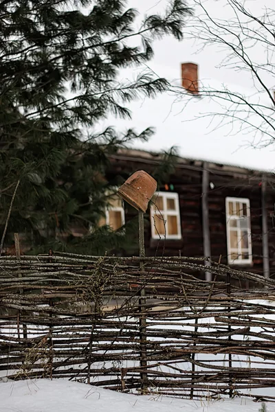 Huis in bos Winter — Stockfoto