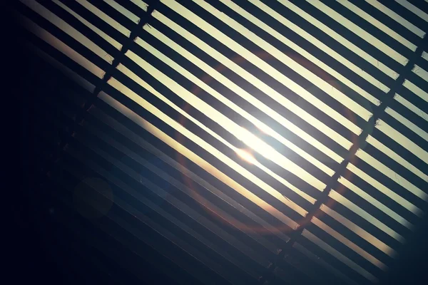 Il sole splende attraverso le tende di legno — Foto Stock