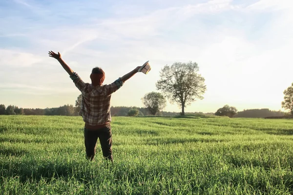 Man met rugzak reis natuur — Stockfoto