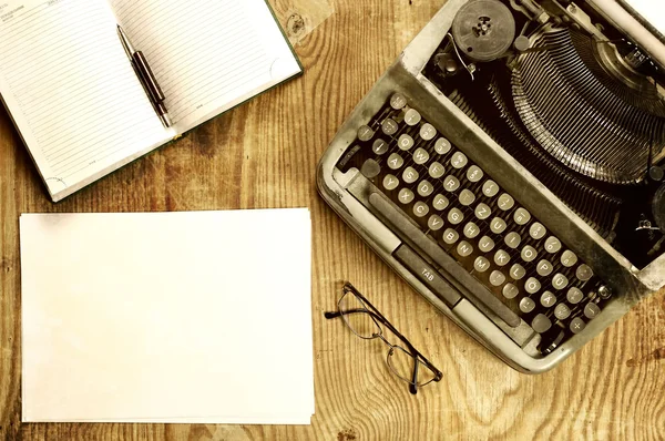 作家与打字机的复古的桌面 — 图库照片