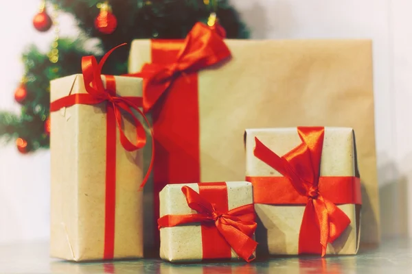 Verem a karácsonyfa alatt ajándékok — Stock Fotó