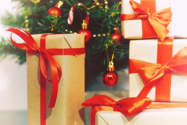 Stapel von Geschenken unterm Weihnachtsbaum — Stockfoto
