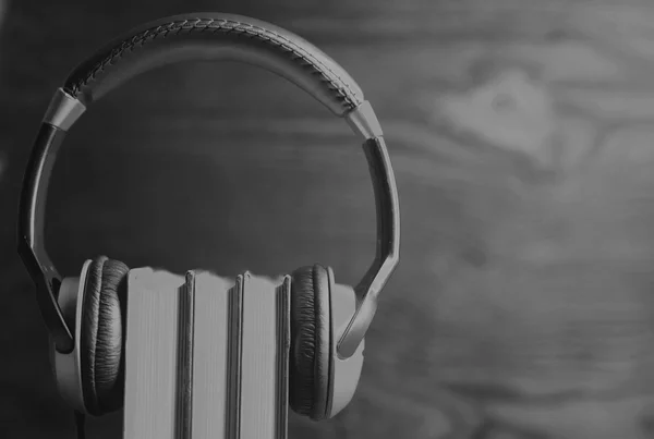 Μονόχρωμη ακουστικά Audiobook έννοια — Φωτογραφία Αρχείου