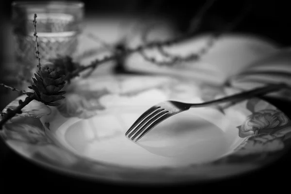 Tenedor en plato negro blanco — Foto de Stock