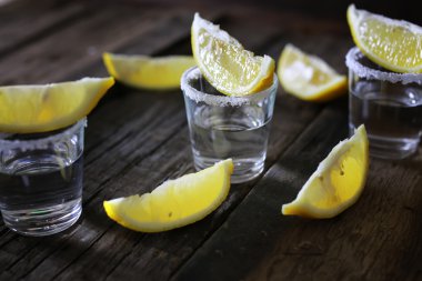 tekila tuz ve limon ahşap zemin ile yığını