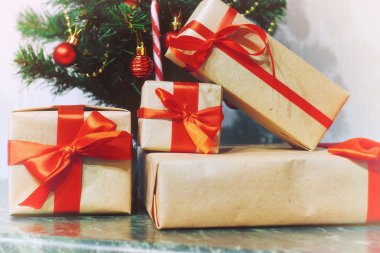 hediyeler Noel ağacının altında yığını