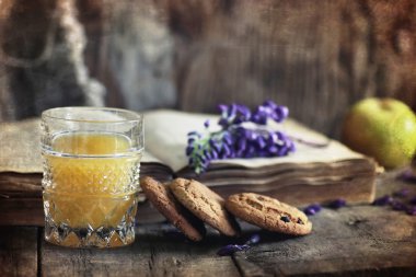 ahşap içki kahvaltı fotoğraf retro kitap üzerinde çizikler etkisi