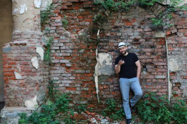 eski tuğla duvar adam stand