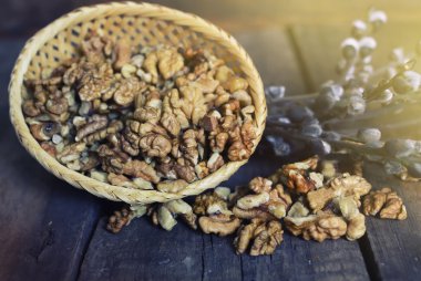 ahşap arka planda ceviz