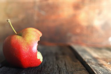 Kırmızı ısırıldı elma