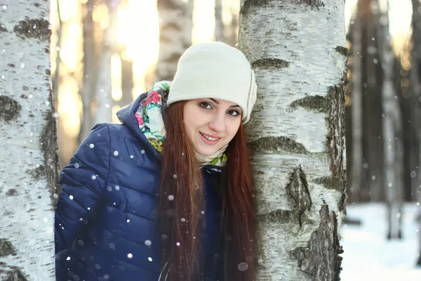 雪の冬の肖像画の女性 — ストック写真