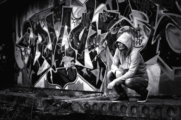 Homem de rua com capuz sozinho — Fotografia de Stock