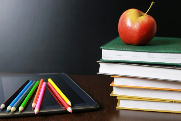 Pendidikan sebuah apel dan buku — Stok Foto