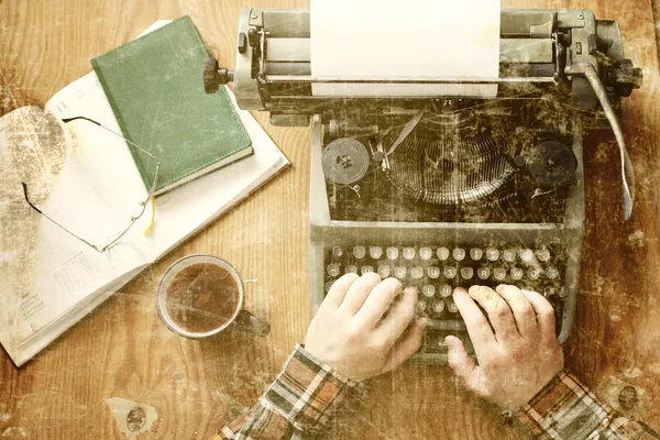 Vieja máquina de escribir foto mesa de madera mano retro — Foto de Stock