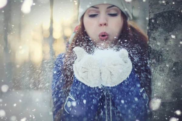 Inverno menina bola de neve — Fotografia de Stock