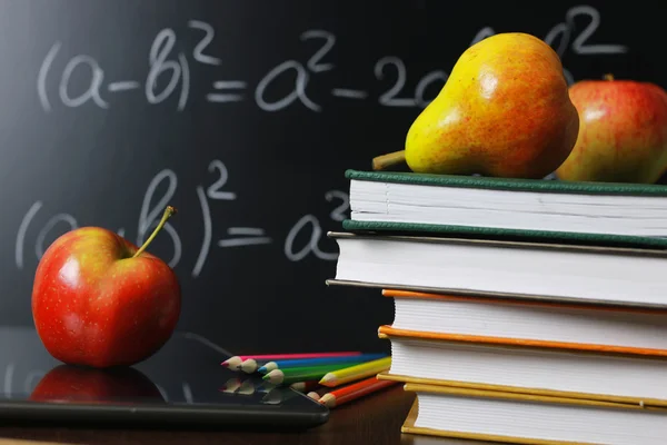 Manzana roja en el cuaderno con pila de libros —  Fotos de Stock