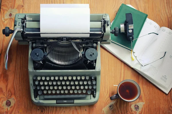 Ретро-рука пишущей машинки на деревянном столе — стоковое фото