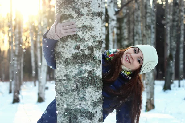 Снежная зимняя портретная женщина — стоковое фото