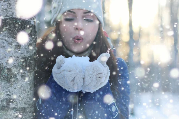 Inverno menina bola de neve — Fotografia de Stock